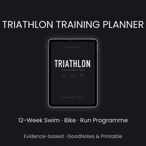 Op de afbeelding: Een digitale tablet met een zwarte Triathlon Training Planner-omslag met witte tekst. Het scherm toont Triathlon 12-Week Training Planner, Swim, Bike, Run, Evidence-based, GoodNotes & Printable. De achtergrond is donkergrijs.