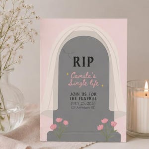 Può includere: Un biglietto d'invito rettangolare con un'illustrazione di una lapide grigia su sfondo rosa chiaro. Il testo recita RIP, Camila's Single life, JOIN US FOR THE FUNERAL, JULY 25, 2026, 123 Anywhere ST. Piccoli fiori rosa decorano la base.