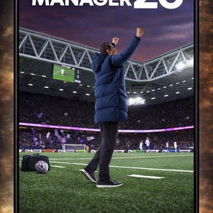 以下が含まれることがあります： Football Manager 26 のフレーム入りプロモーション画像。青いコートを着た男性がサッカー場で祝っている様子が写っています。ゲームのロゴが上部に、Steam のロゴが下部にあります。