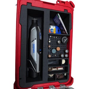 Può includere: Una valigetta in plastica rossa contenente un utensile rotativo Dremel 8240 grigio e nero. L'interno presenta inserti in schiuma nera organizzati in scomparti che contengono vari piccoli inserti metallici, tamburi abrasivi e un manuale.