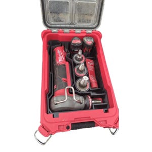 Può includere: Una valigetta portautensili rossa Milwaukee con coperchio aperto, contenente un trapano angolare a batteria, tre mandrini a pinza in metallo e un tubetto rosso di lubrificante. L'interno presenta un inserto in plastica nera sagomata.