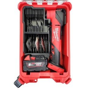 Può includere: Un kit multiutensile oscillante Milwaukee Fuel rosso. Il kit include l'utensile, le lame e una batteria M18 REDLITHIUM da 5,0 Ah, il tutto alloggiato in una robusta valigetta rossa. L'utensile ha un'impugnatura nera e rossa.