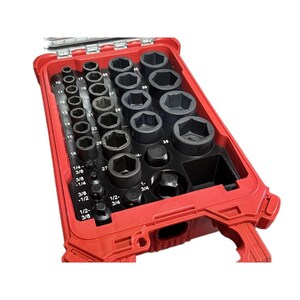 Könnte beinhalten: Ein roter Kunststoffkoffer mit einem Set aus schwarzen Schlagschraubernüssen und Adaptern aus Metall. Das Innere verfügt über beschriftete Fächer für verschiedene Größen, einschließlich Bruchzahlen wie 1/4-3/8, 3/8-1/4, 3/8-1/2 und 1/2-3/4 sowie Ziffern.