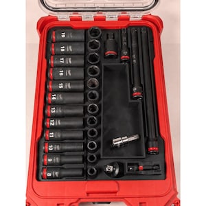 Puede incluir: Un maletín de herramientas de plástico rojo que contiene un juego de llaves de vaso y extensiones de metal negro. Los vasos están marcados con los números del 8 al 19. El interior incluye una espuma negra para organizar cada pieza.