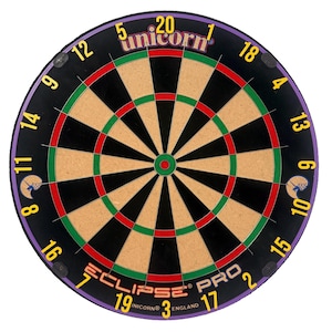 Op de afbeelding: Een ronde dartboard met een zwarte achtergrond, met een bullseye, radiale secties en nummers. Het bord heeft groene, rode en bruine accenten. De tekst "Unicorn" en "Eclipse Pro" is zichtbaar. Ontworpen voor het darten.