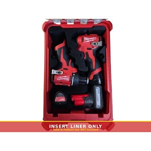 Può includere: Un inserto in schiuma rossa per valigetta portautensili, con scomparti sagomati su misura per due utensili elettrici Milwaukee, una batteria e un caricabatterie. Il testo INSERT LINER ONLY Tools & Packout box NOT included è stampato in basso.