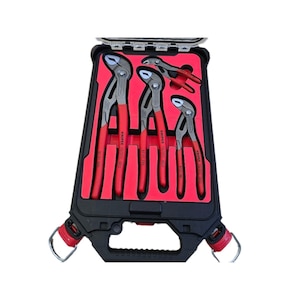 Può includere: Una valigetta di trasporto in plastica nera contenente quattro pinze Knipex con teste in metallo argentato e manici in gomma rossa. L'interno della valigetta presenta un inserto in schiuma rosso brillante con alloggiamenti sagomati per ogni utensile.