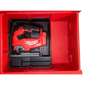 Può includere: Un seghetto alternativo Milwaukee Fuel rosso e nero riposto in una valigetta di plastica rossa con un inserto interno nero sagomato. L'utensile elettrico presenta un logo bianco sul lato e una piastra di base metallica per il taglio.