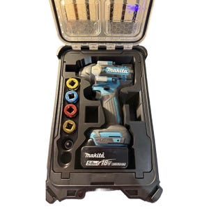 Peut inclure: Un kit de clé à chocs sans fil Makita dans un étui noir. Le kit comprend une clé à chocs bleu sarcelle et noire, une batterie et plusieurs douilles colorées. L'étui est ouvert, révélant les outils soigneusement rangés à l'intérieur.