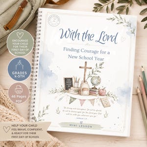 Op de afbeelding: Een spiraalgebonden werkboek met de titel With the Lord: Finding Courage for a New School Year. De omslag bevat aquarelillustraties van een kruis, een rugzak, boeken, een wereldbol en een appel, met het bijbelvers Jozua 1:9 eronder.