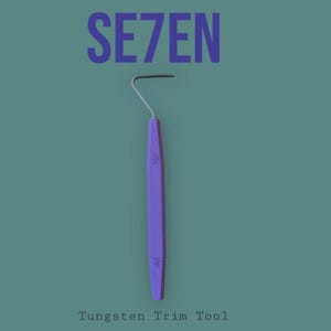 Puede incluir: Una herramienta de corte de tungsteno morada con una punta de metal curvada, sobre un fondo verde azulado. La palabra "SE7EN" se muestra en morado encima de la herramienta, y "Tungsten Trim Tool" debajo.