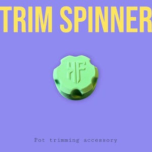 Pode incluir: Um trim spinner verde claro com o texto "TRIM SPINNER" em amarelo acima. O spinner tem uma forma única e as letras "HF" são visíveis no topo. O texto "Pot trimming accessory" está abaixo.