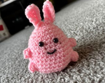 Conejito de ganchillo. Animal de lana hecho a mano.