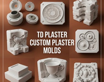 Puede incluir: Una colección de moldes de yeso blanco etiquetados como TD PLASTER y TD PLASTER CUSTOM PLASTER MOLDS. El conjunto incluye varias formas como un pájaro, engranajes, una taza de té, un medallón decorativo, cuentas y bloques sobre un fondo marrón.