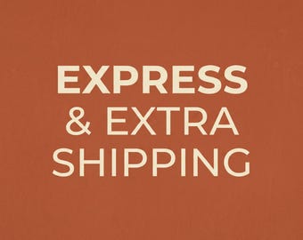 Puede incluir: Un fondo cuadrado de color naranja terracota sólido que presenta el texto centrado en mayúsculas de color blanco hueso que dice EXPRESS & EXTRA SHIPPING en una fuente sans-serif limpia. El diseño es simétrico con tres líneas de texto.