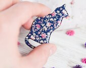 Dark blue cat brooch with vintage floral pattern, cat jewelry, animal jewelry, floral jewelry, elegance, romantic