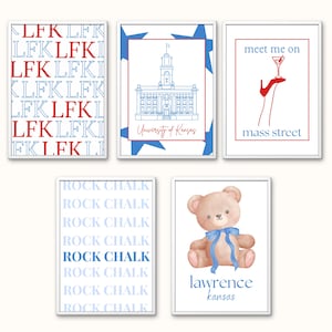 Könnte beinhalten: Eine Sammlung gerahmter Kunstdrucke. Ein Druck zeigt den Text "LFK" in Rot und Blau. Ein weiterer zeigt einen Gebäudeumriss mit "University of Kansas". Ein dritter Druck sagt "meet me on mass street". Weitere Drucke sagen "Rock Chalk" und "lawrence kansas" mit einem Teddybären.