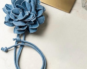 Ciondolo a forma di fiore in denim