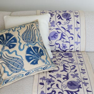 Suzani Tischläufer Handgemacht, Lavendel & Blauer Granatapfel Blumen Hand-Stickerei, Boho Esszimmer Dekor