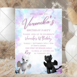 Op de afbeelding: Een rechthoekige verjaardagsuitnodiging met een aquarelachtergrond in blauwe en paarse tinten. De tekst luidt Welcome to Veronika's Birthday Party, Veronika's 1st Birthday, Sunday September 14th 5pm, Terry's Garden, Park Street 123 Windsor Avenue, RSVP to Mona at 123-000-345 by February 20th. Onderaan staan een witte draak en een zwarte draak afgebeeld.