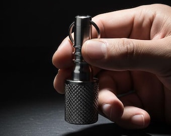 Titan Mini EDC Schlüsselbund Container | Wasserdichter täglicher Ergänzungsanhänger | Kleine Taschen-Aufbewahrungsbox für Outdoor & Reisen