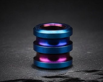 Ciondolo cilindrico scanalato in titanio anodizzato per cordino EDC (Everyday Carry) per accessori da portare sempre con sé.