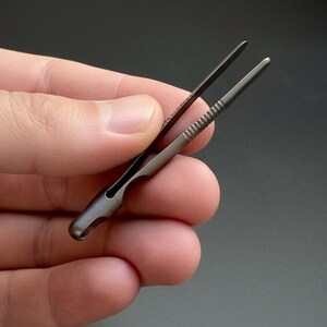 Mini pinzas de titanio mecanizadas por CNC, herramienta EDC de bolsillo, equipo de precisión para actividades al aire libre, camping y senderismo.