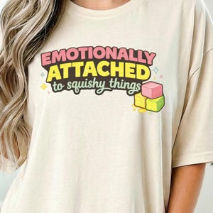 Op de afbeelding: Handgemaakt houten bord met de handgeschreven tekst "Welcome". Het wit geschilderde bord heeft een verweerde afwerking en een klein hartje. Ideaal voor een voordeur of hal.