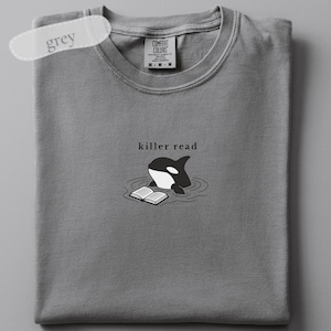 Camiseta bordada Killer Read Orca, camiseta para amantes de los libros con temática oceánica, colores cómodos, regalo para lectores de playa, camiseta playera para amantes de los libros, camiseta BookTok imagen 2
