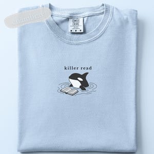 Camiseta bordada Killer Read Orca, camiseta para amantes de los libros con temática oceánica, colores cómodos, regalo para lectores de playa, camiseta playera para amantes de los libros, camiseta BookTok imagen 8