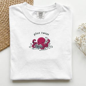 Camiseta Comfort Colors con bordado de pulpo y giro argumental, regalo para amantes de los libros, regalo para lectores, camiseta para club de lectura, linda camiseta de lectura con pulpo.