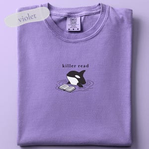 Camiseta bordada Killer Read Orca, camiseta para amantes de los libros con temática oceánica, colores cómodos, regalo para lectores de playa, camiseta playera para amantes de los libros, camiseta BookTok imagen 4