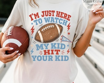 Camiseta Comfort Colors para mamás futbolistas, "Solo estoy aquí para ver a mi hijo golpear al tuyo", camiseta divertida para mamás futbolistas, camiseta para el día del partido, regalo para mamás deportistas