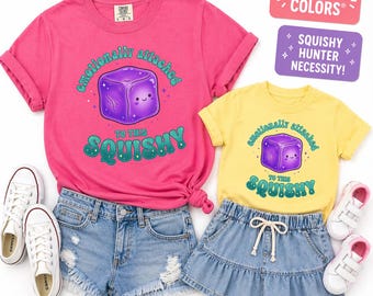 Conjunto de camisetas a juego para mamá e hija, de colores suaves y cómodos, con el lema "Emotional Attached to This Squish Tee" (Apegada emocionalmente a esta camiseta suave), inspirada en NeeDoh.