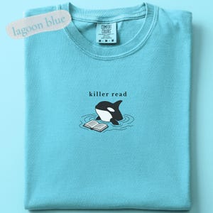 Camiseta bordada Killer Read Orca, camiseta para amantes de los libros con temática oceánica, colores cómodos, regalo para lectores de playa, camiseta playera para amantes de los libros, camiseta BookTok imagen 9