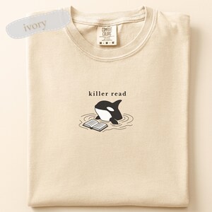 Camiseta bordada Killer Read Orca, camiseta para amantes de los libros con temática oceánica, colores cómodos, regalo para lectores de playa, camiseta playera para amantes de los libros, camiseta BookTok imagen 3