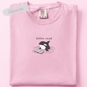 Camiseta bordada Killer Read Orca, camiseta para amantes de los libros con temática oceánica, colores cómodos, regalo para lectores de playa, camiseta playera para amantes de los libros, camiseta BookTok imagen 5