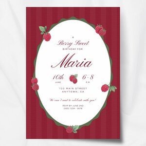 Puede incluir: Invitación de cumpleaños con fondo a rayas rojas e ilustraciones de frambuesas. El texto dentro del marco ovalado dice "A Berry Sweet Birthday for Maria". La invitación incluye fecha, hora y detalles de confirmación.