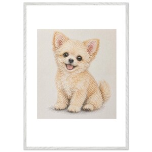 Puede incluir: Una lámina artística enmarcada que presenta un dibujo detallado a lápiz de color de un cachorro pequeño de color tostado claro con orejas puntiagudas y expresión alegre, con la boca ligeramente abierta, sobre un fondo neutro en un marco blanco.