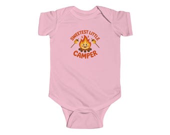 Süßeste Little Camper Säugling Body | Camping Lagerfeuer Design Jungen oder Mädchen Baby Camping