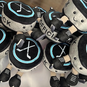 Mjuk hockeypuckplyschleksak, skrivbordskompis, nyckelringsberlock, hockeyspelarepresent