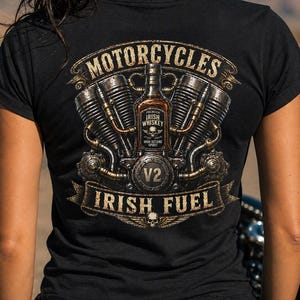 Camiseta de motociclista Irish Fuel V2 con gráfico de motor vintage.