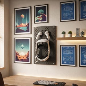 Puede incluir: Solución de almacenamiento de realidad virtual montada en la pared con auriculares y mandos. La imagen presenta obras de arte enmarcadas, un escritorio de madera y un teclado. El texto en la parte superior dice "PREMIUM WALL-MOUNTED VR STORAGE SOLUTION" y en la inferior "ORGANIZED. CHARGED. DECORATIVE."