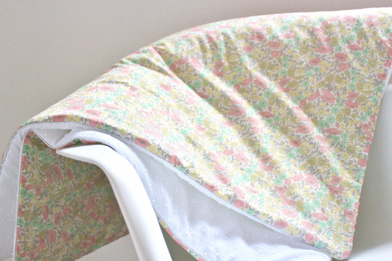 Couverture Enfant en Liberty Poppy & Daisy Pastel et Plumetis Blanc - sur Commande