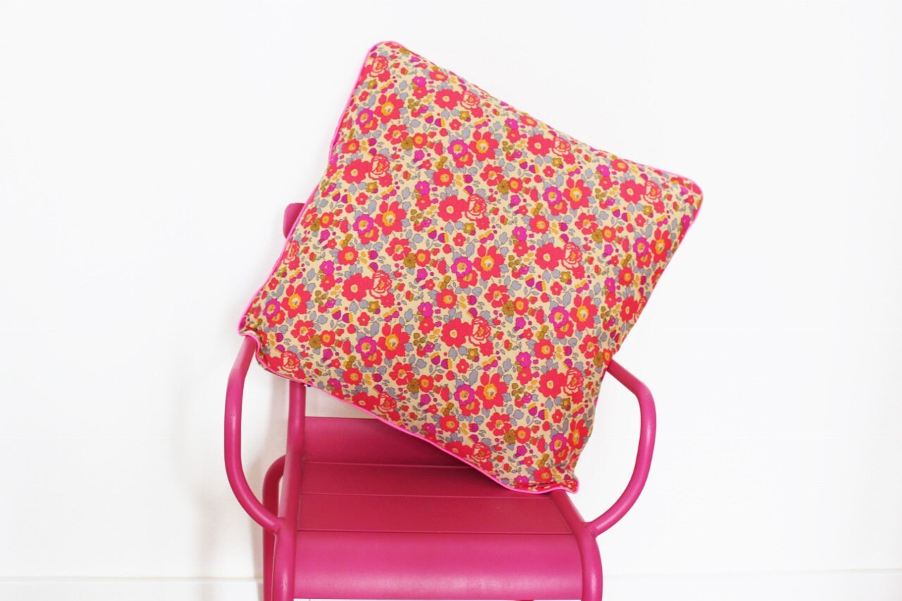 Coussin en Liberty Betsy Fluo Thé - sur Commande