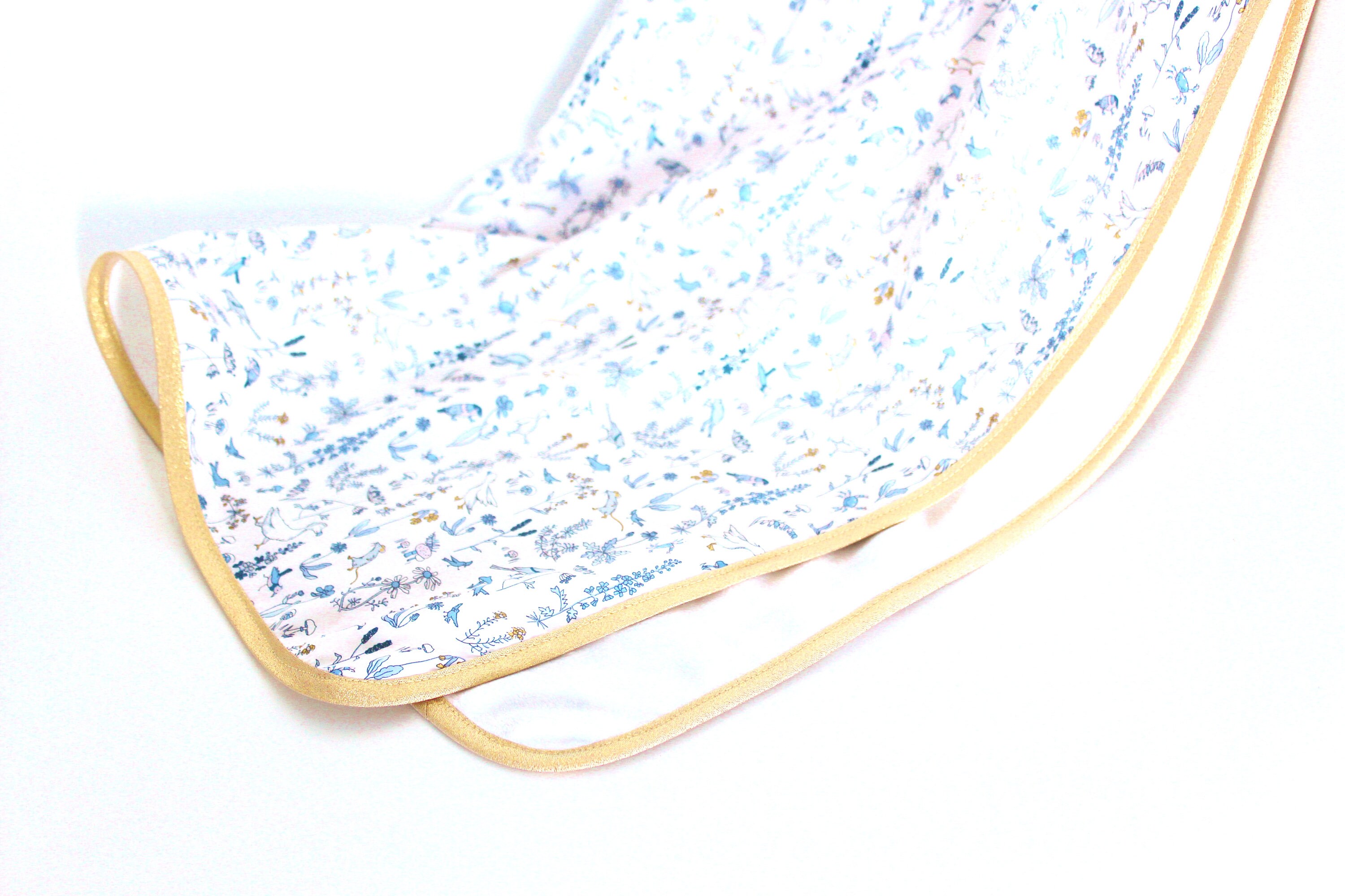 Couverture Enfant en Liberty Théo Blue Dust et Polaire Doudou Blanc - sur Commande