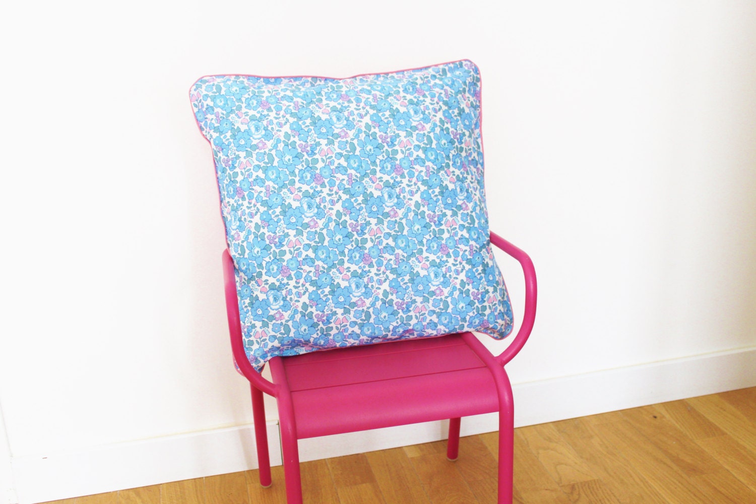 Coussin en Liberty Betsy Bleu et Rose - sur Commande