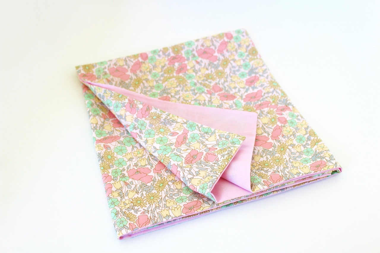 Taie d'oreiller en Liberty Poppy & Daisy Pastel et Uni Rose - sur Commande