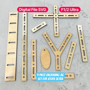 Op de afbeelding: Een 9-delige graveermalset voor xTool Ultra gemaakt van lichtgekleurd hout. De set bevat diverse gestreepte onderdelen met sleuven, een kruisvormig stuk, een Y-vormig stuk en een ovaal stuk. De tekst op de afbeelding luidt Digital File SVG, F1/2 Ultra en 9 PIECE ENGRAVING JIG SET FOR XTOOL ULTRA.