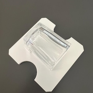 Peut inclure: Ensemble de trois tasses en céramique avec une finition mate et mouchetée. Les tasses sont de couleur crème, gris clair et gris foncé. Chaque tasse a un design simple et minimaliste, parfait pour le café ou le thé.